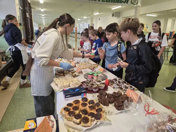 Zdjęcie kiermaszu na holu szkoły