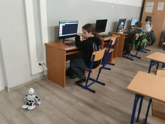 uczniowie-pracuja-z-robotem-jd-humanoid-w-srodowisku-arc-jpg