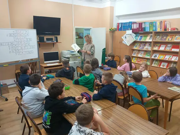 Pani bibliotekarka czyta dzieciom z kl. IIa wiersze z serii ZOO J. Brzechwy.