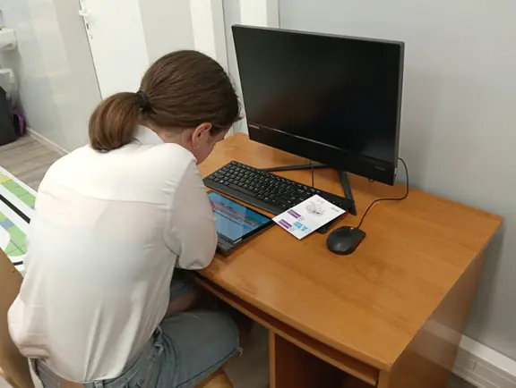 uczennica-tworzy-program-dla-robota-skribot-w-aplikacji-skriapp-jpg