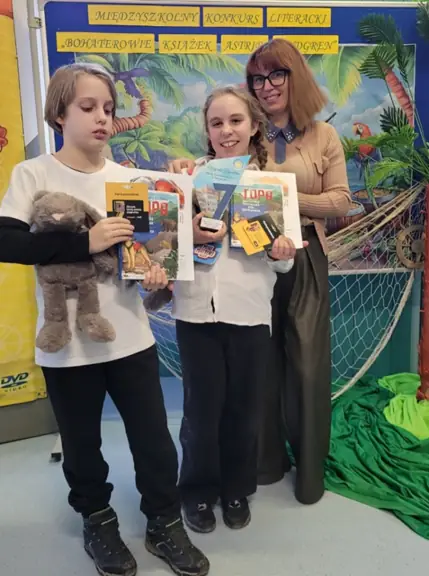 pamiatkowe-zdjecie-zwyciezcow-miedzyszkolnego-konkursu-tworczosci-astrid-lindgren-w-sp--nr-7-w-stargardzie-z-opiekunem-konkursu--jpg