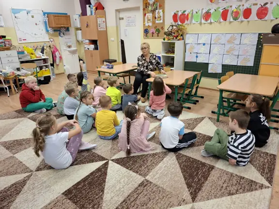 Dzieci z grupy 01 rozmawiają z p. bibliotekarką na temat wysłuchanego opowiadania - Franklin boi się ciemności.