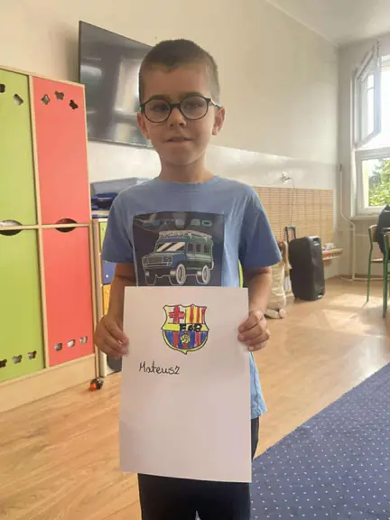 Uczeń prezentuje rysunek herbu piłkarskiego