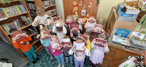 uczniowie-z-kl--1a-demonstruja-ksiazke-wnuczka-antykwariusza--jpg