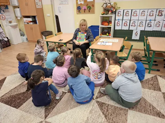 Zajęcia biblioterapeutyczne - Elmer - akceptacja inności - w grupie 01 z Miejskiego Przedszkola nr 5 z Oddziałami Integracyjnymi.