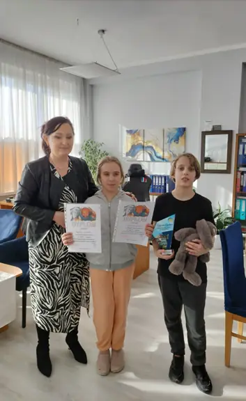 pamiatkowe-zdjecie-laureatow-konkursu-z-pania-dyrektor--jpg