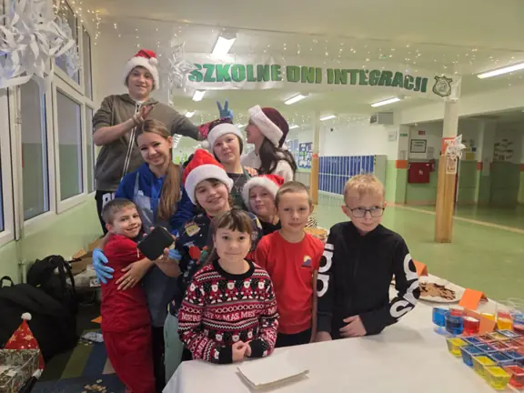 Uczniowie pozują do zdjęcia