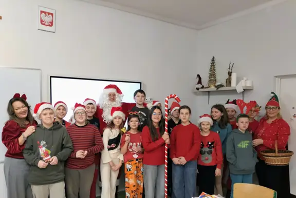 Pamiątkowe zdjęcie kl. Vb z Mikołajem.