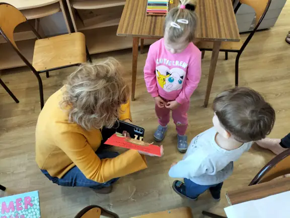 przedszkolaki-wreczyly-pani-bibliotekarce-karte-z-podziekowaniami--jpg