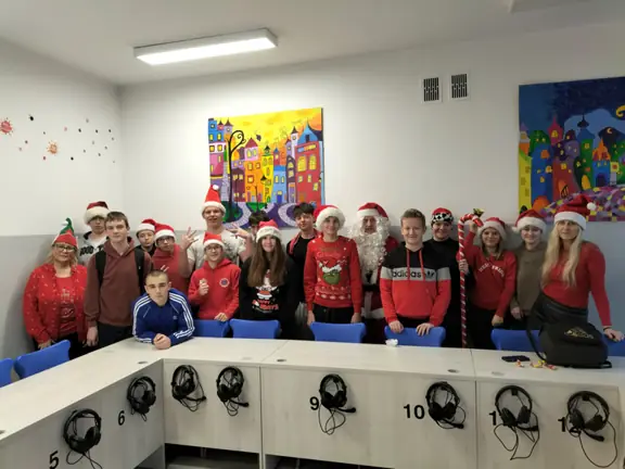 Pamiątkowe zdjęcie kl. VIIIa z Mikołajem.