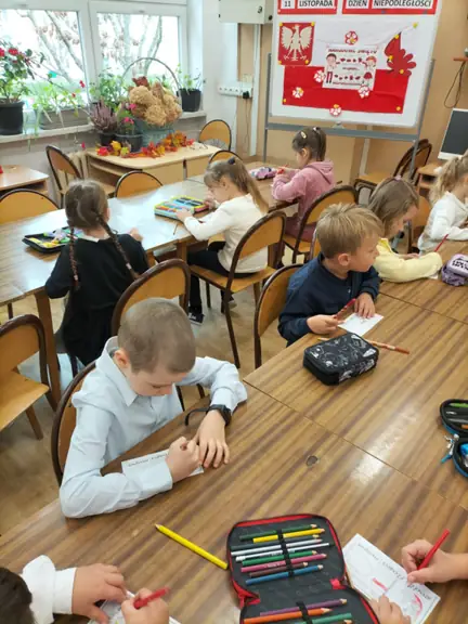 Uczniowie kl. Ib kolorują symbole narodowe.2