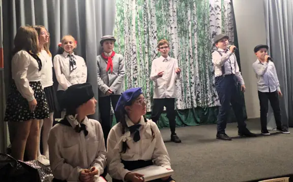 Uczniowie śpiewają na scenie