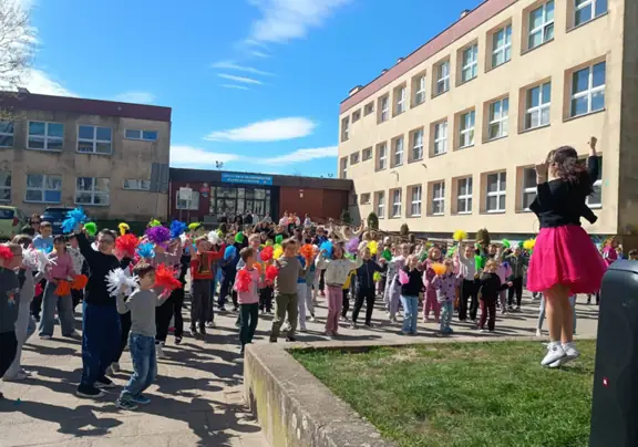 nauczycie-i-uczniowie-tancza-na-dworze-jpeg