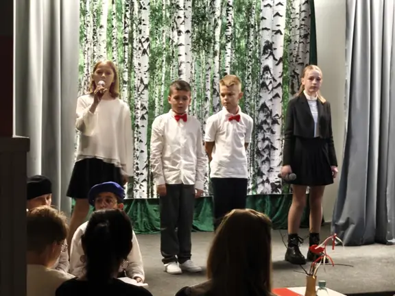 Uczniowie śpiewają na scenie