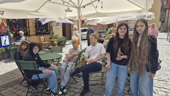 Uczniowie odpoczywają w ogródku kawiarnianym