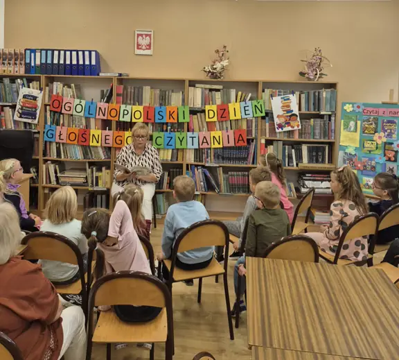 dzieci-sluchaja-czytanej-przez-bibliotekarza-bajki1-jpg