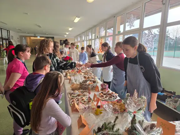 Zdjęcie kiermaszu na holu szkoły