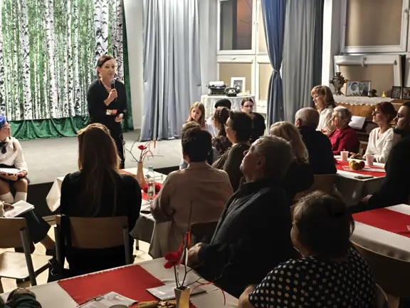 Pani dyrektor przemawia do zgromadzonych gosci