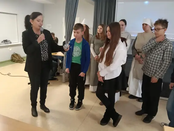 pani-dyrektor-joanna-szczecinska-wrecza-statuatke-zyciezcom-konkursu-jpg