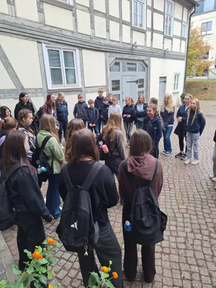 grupa stoi przed muzeum