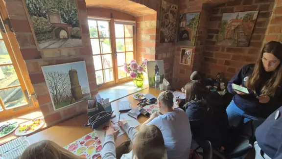 Uczniowie  malują kamienie - z symbolem swojego miasta