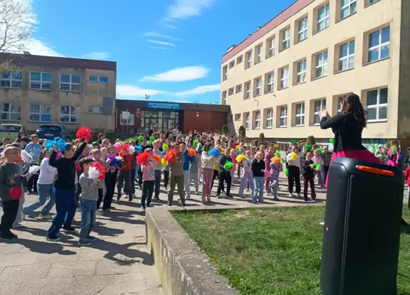 nauczyciel-prowadzi-taniec-dla-uczniow-jpeg