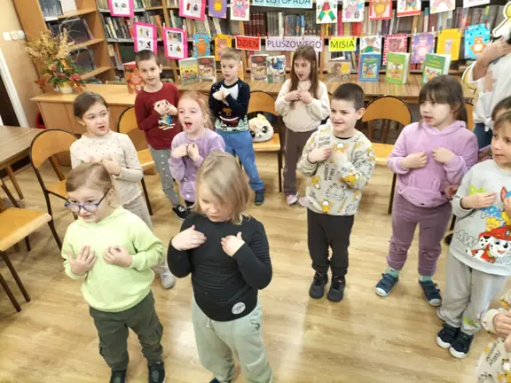 Dzieci z kl. Id podczas zabawy ruchowej.