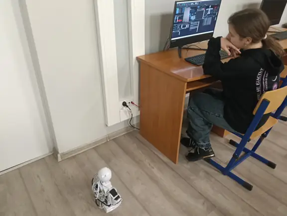 uczennica-testuje-swoj-program-w-dla-robota-jd-humanoid-w-srodowisku-roboscratch-jpg