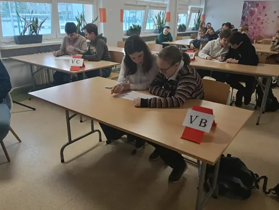 uczestnicy-konkursu-w-swoich-grupach-klasowych-rozwiazuja-zadania-konkursowe-jpg