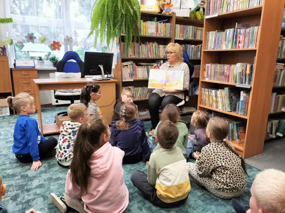 pani-bibliotekarka-rozmawia-z-dziecmi-na-temat-przezyc-tupcia-chrupcia-w-opowiadaniu-tupcio-chrupcio--umiem-sie-dzielic--jpg