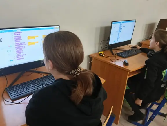 uczniowie-pisza-aplikacje-w-mblock-jpg