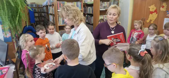 panie-bibliotekarki-pasuja-uczniow-na-czytelnikow-i-wreczaja-im-ksiazki--jpg