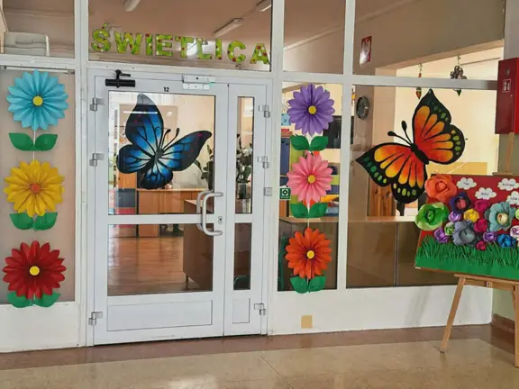 dekoracja-wejsca-do-swietlicy-malunki-motyli-i-dekoracyjne-kwiaty-z-papieru-jpeg