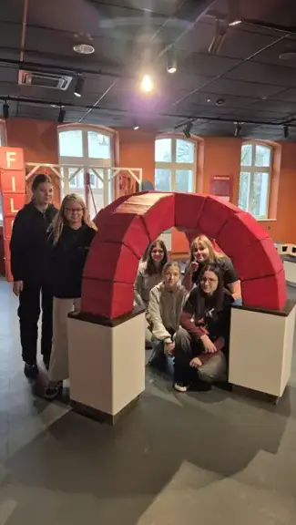 Uczniowie pozują przy zbudowanym slepieniu