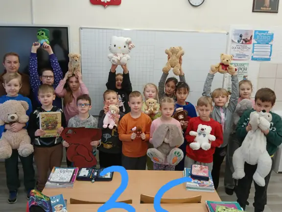 Uczniowie kl. IIc z misiami.