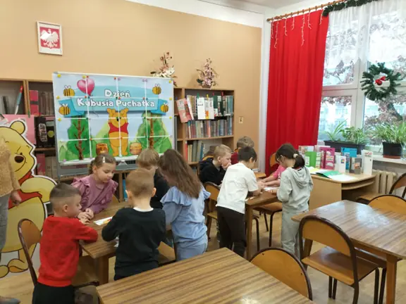 dzieci-z-grupy-01-wspolpracuja-ze-soba-przy-stolikach-i-wykonuja-zadanie--jpg