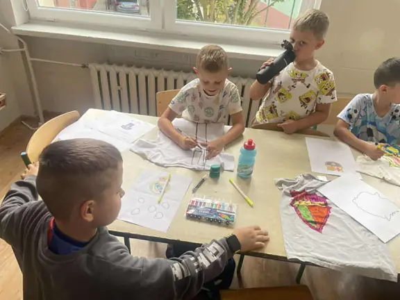 Uczniowie wykonują swoją koszulkę piłkarską