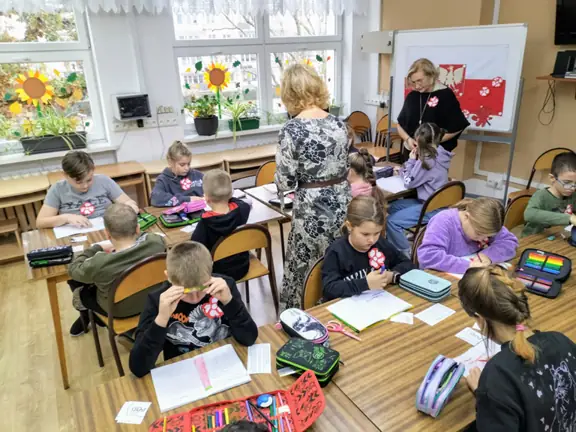 Uczniowie zapisują temat zajęć 11 listopada - Święto Niepodległości.