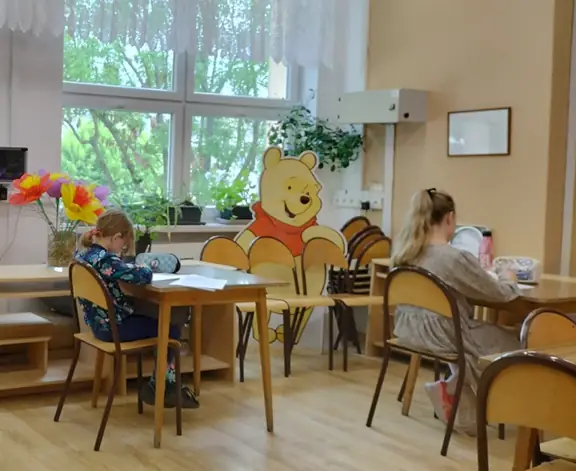 uczennice-z-kl--3b-wykonuja-zadania-konkursowe--jpg