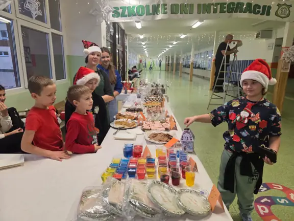 Zdjęcie kiermaszu na holu szkoły