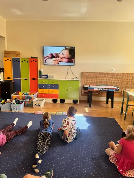dzieci-ogladaja-film-edukacyjny-na-temat-emocji-jpg