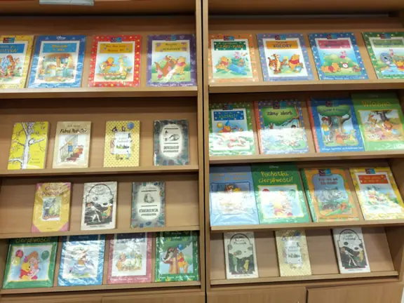 wystawa-ksiazek-przedstawiajacych-przygody-kubusia-puchatka-i-jego-przyjaciol-w-czytelni--jpg