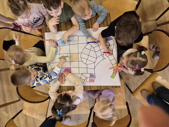 dzieci-koloruja-slonia-w-kratke--jpg