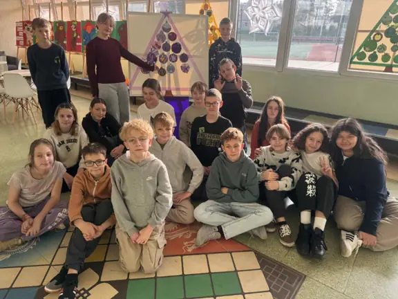 Uczniowie pozują przy choince