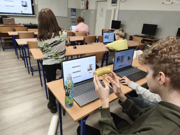 uczniowie-trenuja-swoj-wlasny-model-jpg