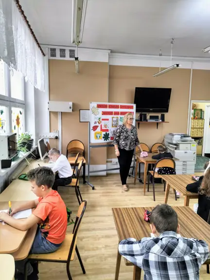 Pani bibliotekarka wyjaśnia dzieciom polecenia.