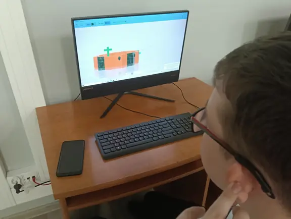 uczeń projektuje w 3D Builder model korony