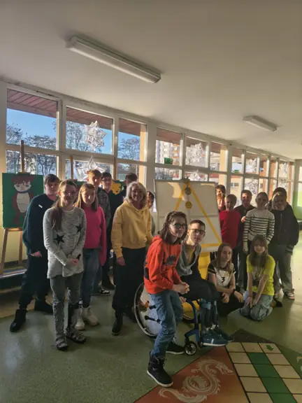 Uczniowie pozują przy choince