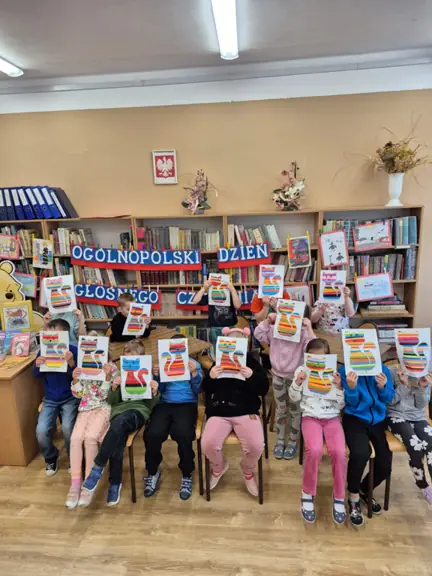 Dzieci z grupy Kotki prezentują swoje koty w paski.