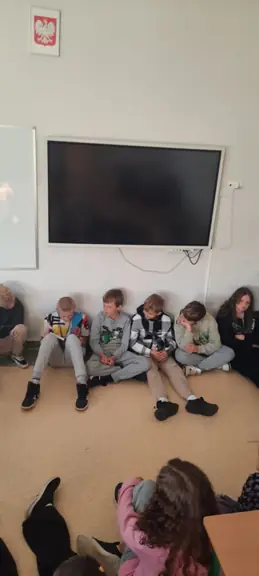 Uczeń kl. VIa czyta swoim rówieśnikom w klasie.